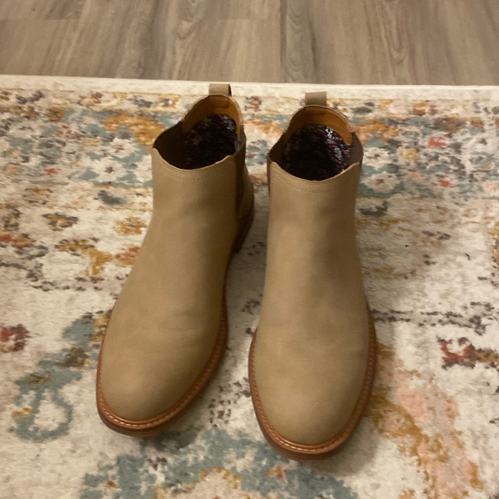 Steve Madden Ortholite beige suede boots  size 11